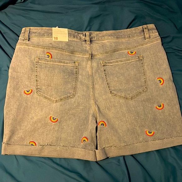 Lane Bryant Signature Fit Boyfriend Midi Short with rainbows Size 18 NWT - Picture 6 of 6